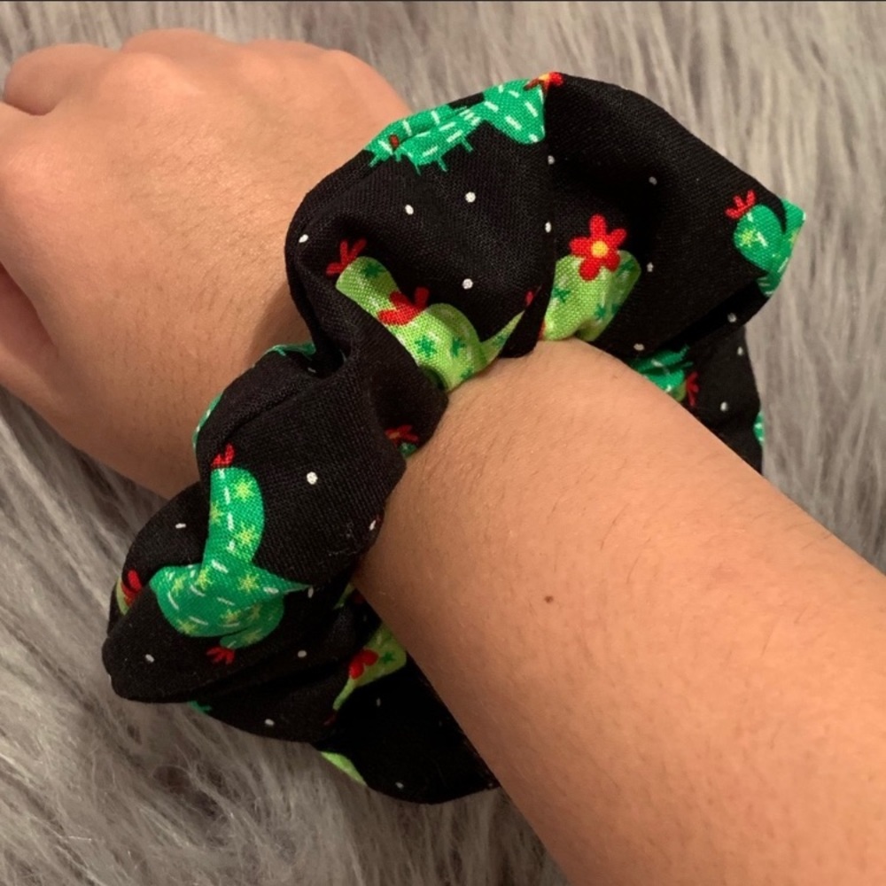 ❌Out of stock❌🌵 cactus 🌵 scrunchie - Picture 3 of 3